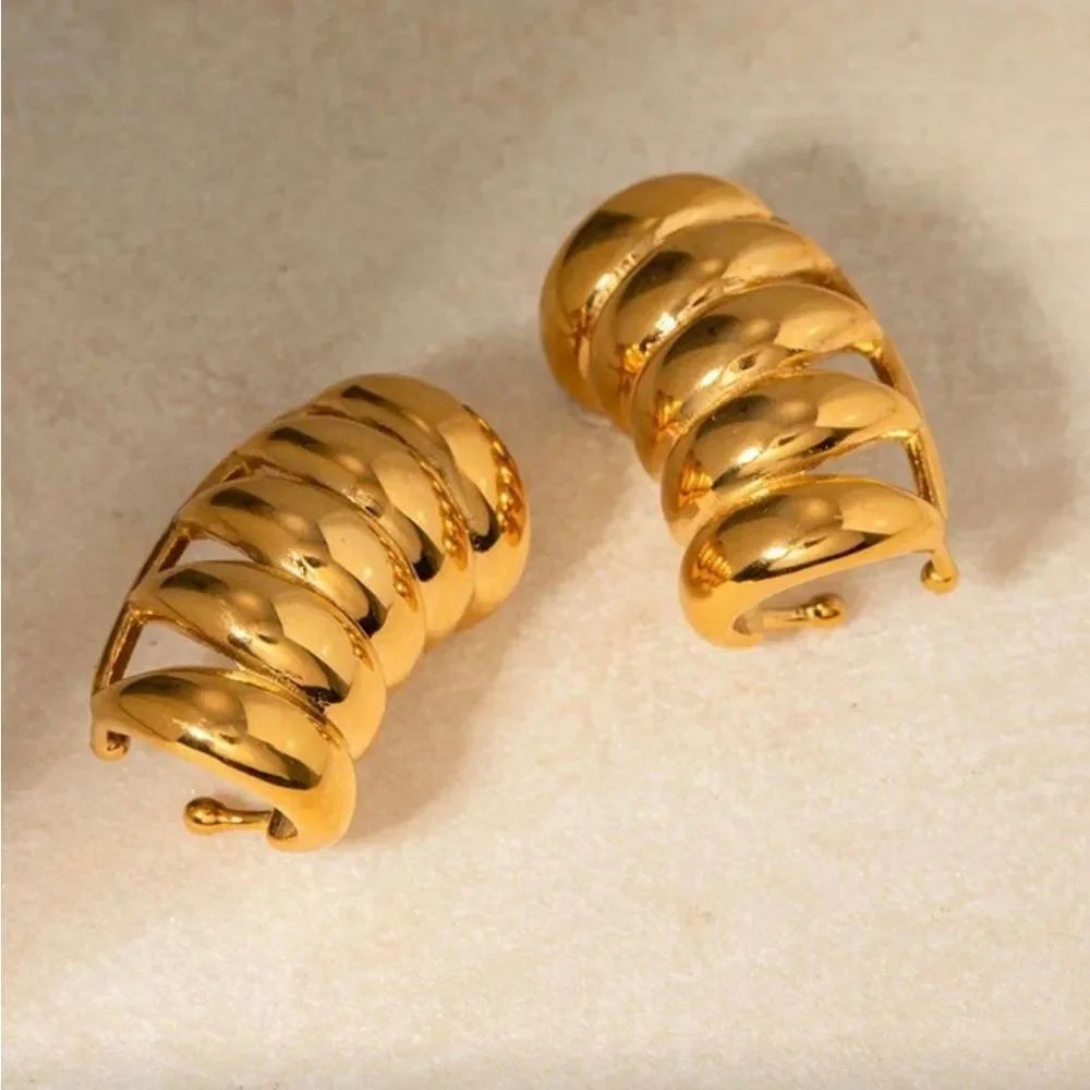Ribbed Gold Hoop Huggie Earrings A1553